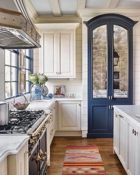 Southern Home on Instagram: “The pop of blue in this otherwise neutral kitchen feels just right! Thanks to @businessofhome for sharing this project from Matthew Quinn…” Craftsman Architecture, Financially Stable, Casa Vintage, Southern Homes, Southern Home, Kitchen Redo, Style At Home, Decor Minimalist, Traditional Kitchen