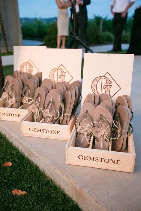 If you call yourself a wedding lover, you've swooned over the work of Jessica and Jacin. Jessica, the genius behind Jessica Burke Photography and Jacin, the head honcho of Lovely Little Details make a... ... daha fazla Flip Flop Wedding Favors, Flip Flop Favors, Engagement Unique, Diy Wedding Favors Cheap, Simple Wedding Favors, Modern Wedding Favors, Summer Wedding Favors, Summer Favors, Creative Wedding Favors