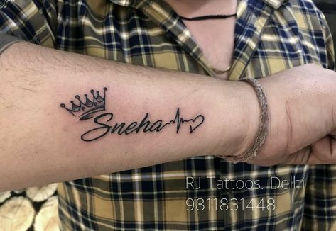 Tattoo Names On Hand, Tattoo Ideas For Men Name, Crown With Name Tattoo, Crown And Name Tattoo, Crown Tattoo With Name, Name Tattoo Ideas Men, Tattoo Name Ideas For Men, Daughter Name Tattoo For Men, Crown Name Tattoo