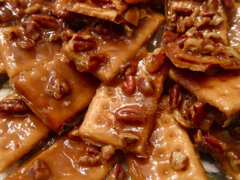 Rolo Turtles, Easy Toffee, Club Crackers, Cracker Toffee, Women Living Well, Toffee Recipe, Homemade Candies, Köstliche Desserts, Yummy Sweets