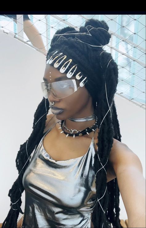 Afro Futurism Hairstyles, Afro Futurism Outfit, Afro Futurism Collage, Space Punk Fashion, Afro Futurism Photography, Black Futuristic Fashion, Futuristic Fashion Black Women, Afrofurutism Fashion, Afro Future Fashion