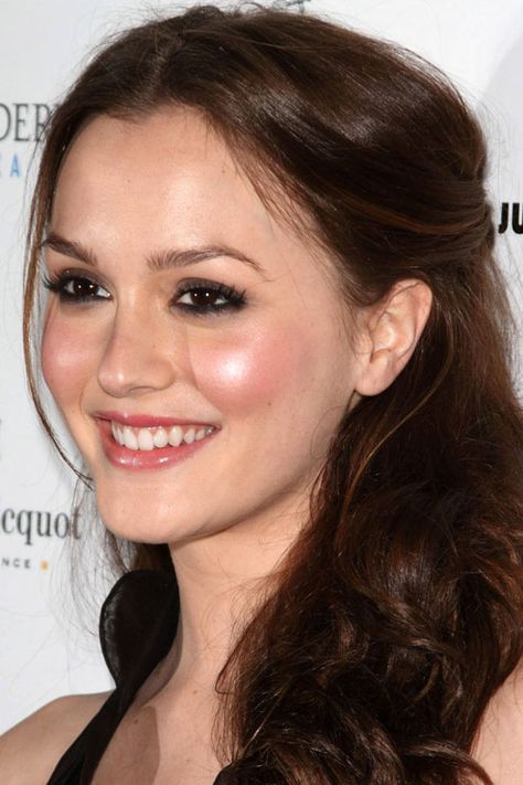 I love these highlights and how subtle they are ... or is that lighting?! Leighton Meester Hair, Vanessa Abrams, Stile Blair Waldorf, Celebrity Beauty Secrets, Celebrity Makeup Looks, Gossip Girls, Pink Cheeks, Chuck Bass, Leighton Meester