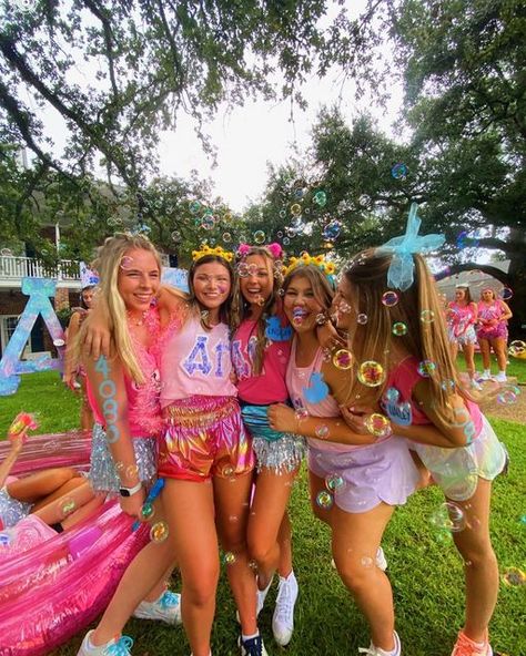 Hot Pink Cropped Puffer Vest Outfit, Sigma Kappa Bid Day, Bid Day Decorations, Lsu Sorority, Panhellenic Council, Sorority Pictures, Sorority Themes, Sorority Poses, So Fresh So Clean