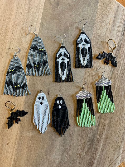 Beaded Bat, Beaded Halloween, Halloween Beaded Jewelry, Native Beading, Bat Earrings, Beaded Fringe Earrings, Bead Diy, Halloween Beads, Beaded Earrings Diy