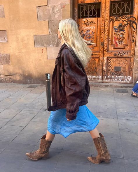 Brown Cowboy Boots Outfit Winter, Soft Grunge Outfit, Cowboy Boots Outfit Winter, Brown Cowboy Boots Outfit, Grunge Fall Outfits, Photoshoot Wallpaper, Nails Star, Cowboy Boots Outfit, Cowboy Boot Outfits