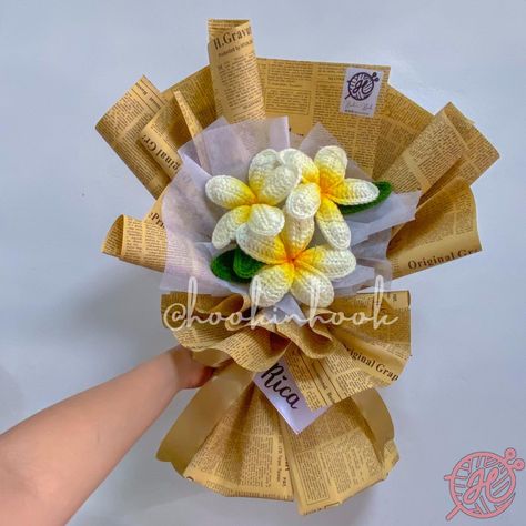 Thank you so much for availing a bouquet of plumerias with fairylights. 🤍✨ This set is available on hand. =) DM us to order. #anniversarygift #bouquetwrapping #crochetdaisy #flowers #crochetrose #mothersdaygift #flowerbouquet #crochettulip #brideflower #bridalshowergift #crochetsunflower #fathersdaygift #teachersdaygift #crochetlavender #monthsarygift #crochetflowerbouquet #bouquet #crochetph #birthdaygift Big Crochet Bouquet, Crochet Bouquet 3 Flowers, Aesthetic Crochet Bouquet, Monthsary Gift, Crochet Flower Bouquet With Animal, Mother’s Day Bouquet Crochet, Man Bouquet, Crochet Bouquet, Bouquet Wrap