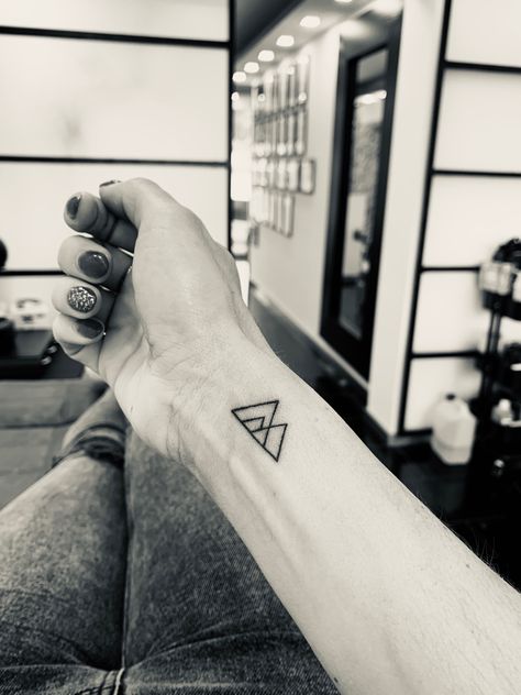 Family of 4 - family mountain - wrist tattoo. Mountain Tattoo Family, 4 Triangle Tattoo Family, Mountain Ring Finger Tattoo, Triangle Family Tattoo Ideas, Mountain Family Tattoo, Tattoo For Family Of 4, Tattoos For Family Of 4, Triangle Mountain Tattoo, Mini Mountain Tattoo