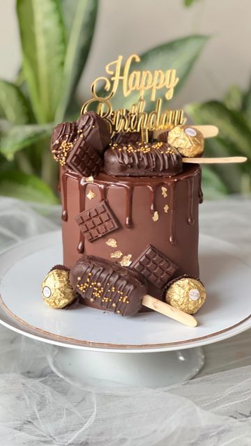 Overloaded Chocolate Cake, Tall Chocolate Cake, Fancy Chocolate Cake, Floral Cake Ideas, Nikkah Cake, Chocolate Birthday Cake Decoration, Cake Shake, Pastel Chocolate, Happy Birthday Chocolate Cake