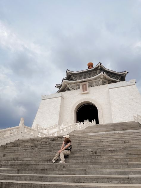 Chiang Kai-shek Memorial Hall Taiwan Picture Ideas, Maokong Gondola Taiwan, Taiwan Travel Photography, Taipei Photo Ideas, Taiwan Photo Ideas, Taipei Instagram, Taipei Outfit, Chiang Kai Shek Memorial Hall, Taipei Photography