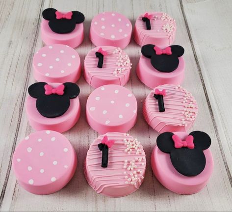 Minnie Mouse Treat Ideas, Minnie Mouse Oreos, Minnie Mouse Party Treats, Minnie Mouse Cakesicles, Minnie Mouse Strawberries, Minnie Desserts, Minnie Mouse Birthday Treats, Minnie Mouse Dessert Table Ideas, Minnie Mouse Treats Table