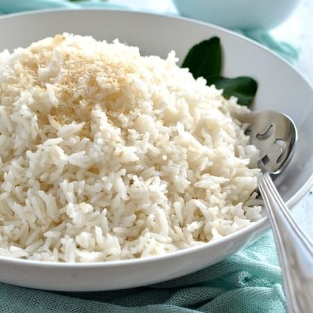 Fluffy coconut rice w powdered coconut and keffir Coconut Jasmine Rice, Food Thai, Tropical Food, Flavored Rice, Coconut Milk Recipes, Recipetin Eats, Recipe Tin, Coconut Milk Powder, Ethnic Food