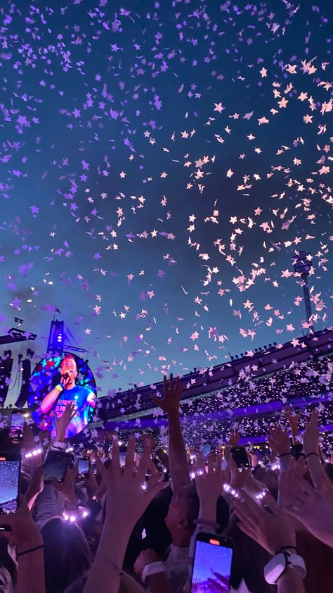 Chris Martin Coldplay, Concert Pictures, Coldplay Concert, Festival Aesthetic, Dream Music, Concert Photos, Concert Aesthetic, Dream Concert, Vision Board Manifestation