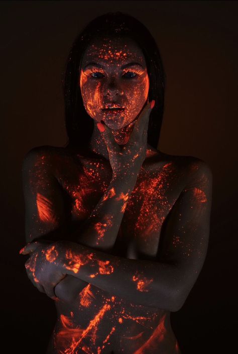 Fine Art Body Photoshoot, Neon Paint Photoshoot, Aesthetic Holi, Blacklight Photoshoot, Blacklight Photography, Uv Photography, Light Painting Photography, Body Art Photography, Face Girl