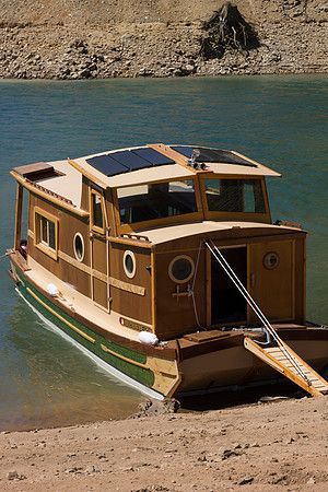 Drift across the soothing waters in a country-style houseboat's lovely dining room Pontoon Houseboat, Shanty Boat, Houseboat Living, Wood Boat Plans, Floating Homes, Wooden Boat Building, Build Your Own Boat, Pontoon Boats, Wooden Boat Plans