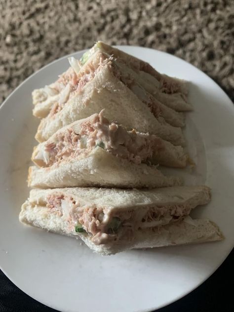 Tuna Baguette, How To Make Tuna Sandwich, Subway Tuna Sandwich, Tuna Sandwich Aesthetic, Sandwich Tuna, Tuna Fish Sandwich, Tuna Sandwich Recipes, Tuna Mayo, Low Cal Snacks