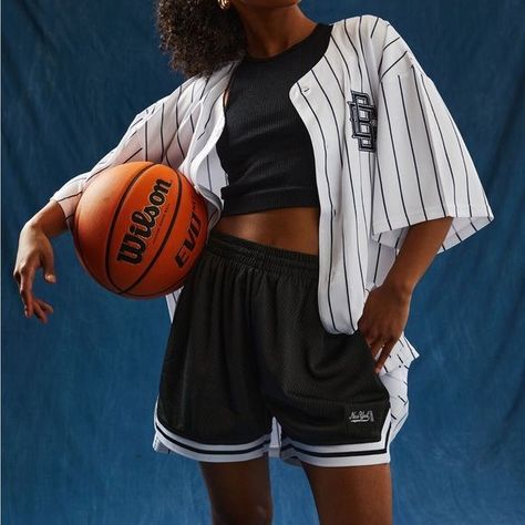 NBA FASHION TREND 2023 Basketball Pants Outfit Women, Baggy Basketball Shorts Outfit Women, Basket Ball Shorts Outfit Girl, Sweatpants Shorts Outfit Women, Outfits With Basketball Shorts, Women Basketball Outfits, Basketball Shorts Aesthetic, How To Style Basketball Shorts, Basketball Fits For Women