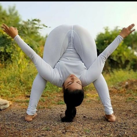 Hii style ya @info_tz unamwaga hadi akili follow @info_tz @info_tz Hot Workout Outfits, Kemetic Yoga, Beautiful Yoga Poses, Yoga Poses Advanced, Yoga Pants Girls, Paint Strokes, Beautiful Yoga, Curvy Women Jeans, Yoga Stretches