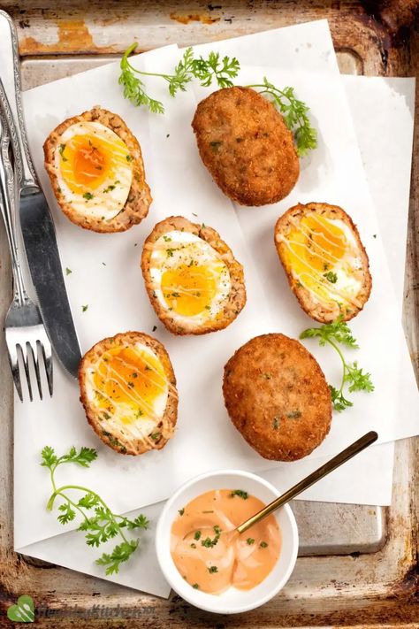 Deep Fried Egg, British Snacks, Scotch Eggs Recipe, Cold Snack, Scotch Egg, Healthy Eating Guidelines, Eggs Breakfast, Scottish Recipes, Scotch Eggs