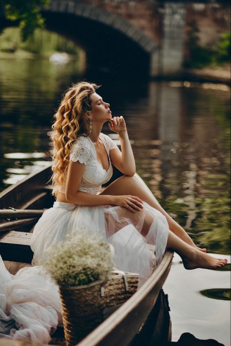 Canoe Photoshoot, Boat Photoshoot, 21st Birthday Photoshoot, Spring Photoshoot, Flower Photoshoot, Towards The Sun, Creative Photoshoot Ideas, Photoshoot Themes, Best Photo Poses