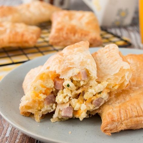 Make breakfast a breeze with these breakfast hand pies stuffed with egg, ham and cheese. A make-ahead easy weekday meal. Pie Crust Savory, Ham And Cheese Hand Pies, Breakfast Hand Pies, Premade Pie Crust, Savory Pies Recipes, Pies Recipes, Easy Weekday Meals, Bacon Potato, Hand Pie