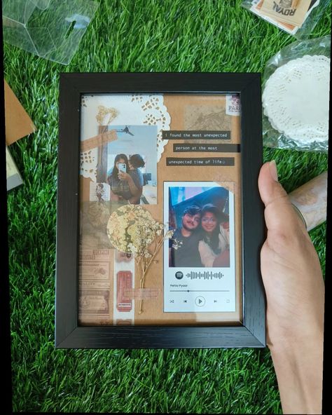 Diy Frame For Boyfriend, Diy Couple Picture Frames, Picture Frame For Girlfriend, Framed Polaroid Collage, Picture Frame Gift For Boyfriend, Diy Anniversary Picture Gifts, Valentines Gift For Boyfriend Picture Frame, Gifts With Polaroid Pictures, Cute Photo Frame Ideas For Boyfriend