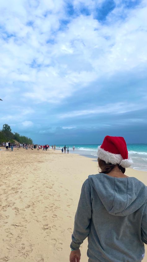 Christmas At The Beach Aesthetic, Summer Christmas Decorations Australian, Aussie Summer Christmas, Australia Christmas Aesthetic, Tropical Christmas Aesthetic, Aussie Christmas Aesthetic, Australian Christmas Aesthetic, Christmas In Miami, Christmas Aussie