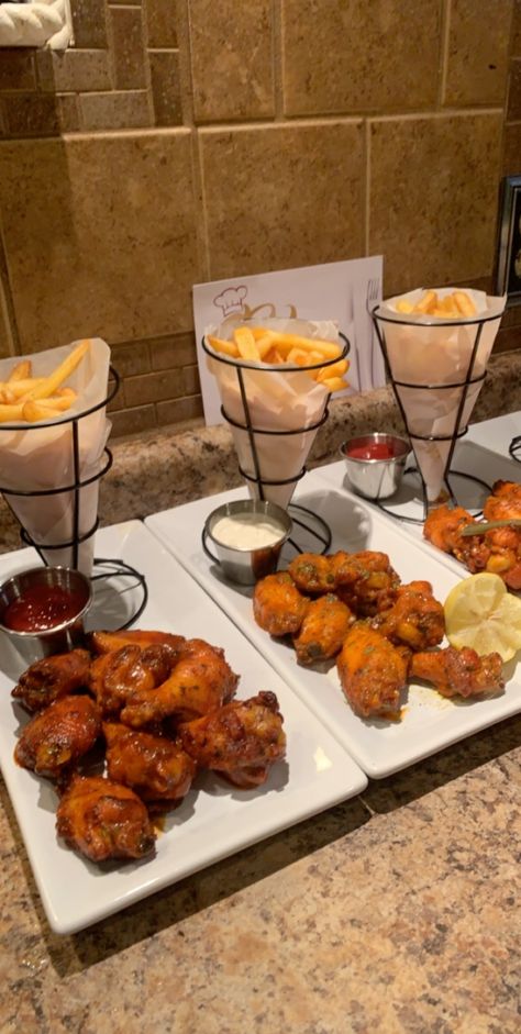 Wing Tray Ideas, Wing Platter Ideas, Restaurant Food Presentation, Lounge Food Ideas, Pub Food Ideas, Restaurant Food Ideas, Bar Food Ideas Restaurant, Restaurant Food, Wings Restaurant