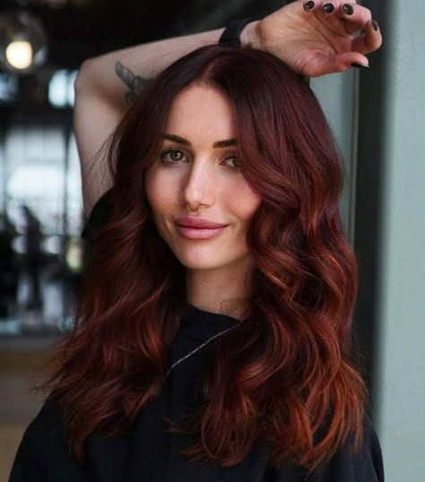 Rich Red Hair Color for Brunettes Pinkish Brown Hair, Light Red Hair, Light Auburn Hair, Pretty Red Hair, Red Balayage Hair, Red Copper Hair Color, Red Hair Looks, Wigs Color, Shades Of Red Hair