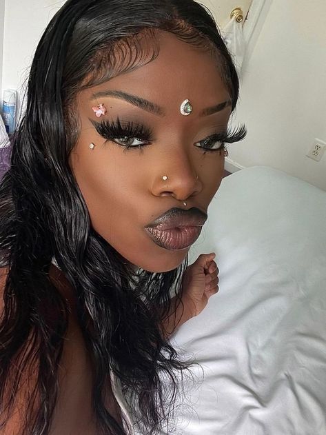 @𝐏𝐑𝐄𝐓𝐓𝐘𝐁𝐋𝐔𝐍𝐓𝐙 Face Piercings, Alternative Makeup, Hot Makeup, Swag Girl Style, Cute Makeup Looks, Creative Eye Makeup, Creative Makeup Looks, Dark Skin Makeup, Makeup For Black Women