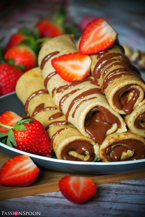 Pancakes With Nuttela, Fancy Desert Ideas, Me As A Food, Chocolate Breakfast Ideas, Pancake With Nutella, Big Pancakes, Yummy Food Pictures, Couple Dessert, Good Breakfast Ideas