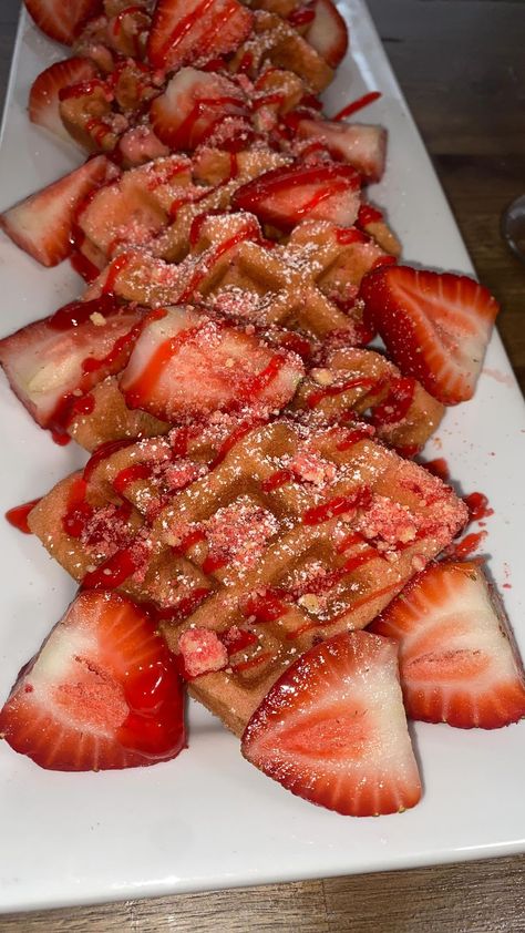 Strawberry Shortcake Waffles, Waffles Strawberry, Queen Royal, Recipe Strawberry, Strawberry Waffles, Birthday Breakfast, Brunch Time, Catering Ideas, Like And Comment