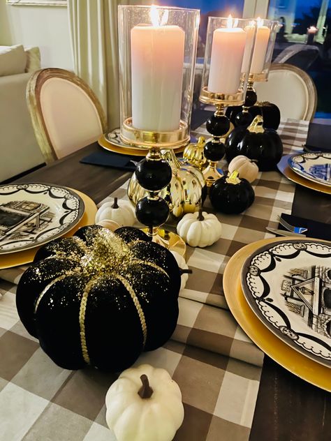 Black And Gold Tablescape, Halloween Tablescape Ideas, Rose Gold Table Decor, Glam Fall Decor, Gold Tablescape, Gold Table Decorations, Fall Dining Room Table, Rose Gold Table, Gold Pumpkin