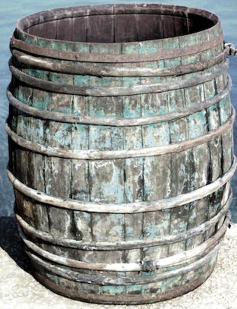 Wooden Barrel Ideas, Wooden Barrels, Old Bucket, Country Decor Rustic, Rain Barrel, Wooden Barrel, Primitive Antiques, Coffeehouse, Primitive Decorating Country