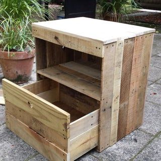 Pallet Nightstand, Pallet Night Stands, Woodworking Organization, Woodworking Logo, Diy Nightstand, Wooden Pallet Projects, Recycled Pallets, Wood Working Gifts, Old Pallets