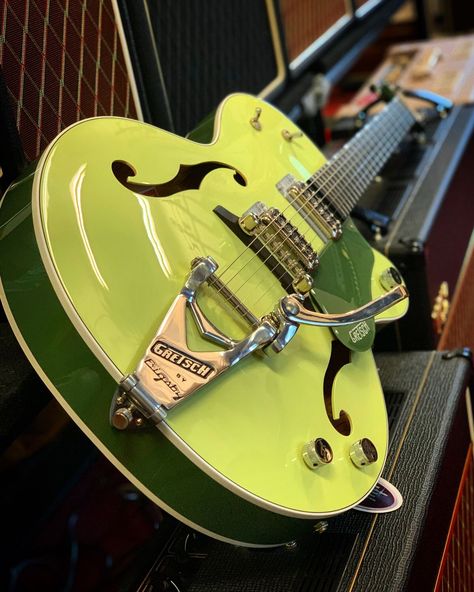 Air Guitar, Green Electric, Electric Guitar Design, Guitar Obsession, Cool Electric Guitars, Beautiful Guitars, I'm With The Band, Guitar Art, Guitar Hero