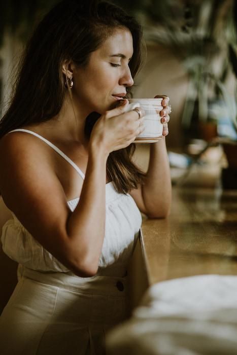 Health Vibes Aesthetic, Wellness Inspiration Pictures, Health Wellness Photography, Tea By The Sea, Tea Time Photoshoot, Person Drinking Tea, Drinking Tea Aesthetic, Japanese Wellness, Drinking Tea Photography