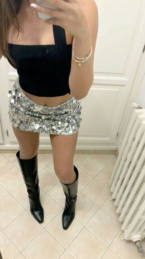 Silver Glitter Skirt Outfit, Club Outfits Skirts, Teen Party Outfits, Glitter Skirt Outfit, Coldplay Concert Outfit, Disco Party Outfit, Glitter Outfits, Glitter Outfit, Glamour Party