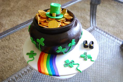 Pot Of Gold Cake, St Patricks Day Cakes, Rainbow Cake Recipe, St Patrick Day Treats, Cake Wrecks, St Patricks Day Food, Saint Patties, Gold Cake, Saint Patrick's Day