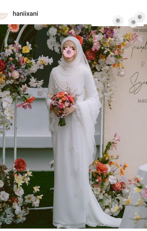 Dress Pengantin Hijab, Malay Wedding Dress Nikah, Wedding Baju Kurung, Muslim Nikah Dresses, Bride Hijab Style, Malaysian Wedding Dress, Wedding Gown Hijab, Hijabi Wedding Dress, Melayu Wedding