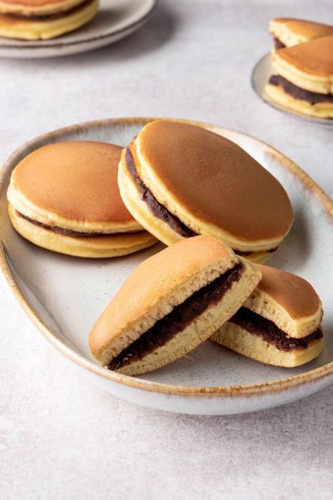 Dorayaki: Delicious Japanese Sweet-Filled Pancakes Dorayaki Recipe, Snacks Japonais, Desserts Japonais, Japenese Food, Japanese Bakery, Japanese Pancake, Delicious Pancakes, Ice Cream Maker Recipes, Kawaii Cooking