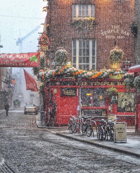 Temple Bar in the snow - Dublin, Ireland Dublin At Christmas, Dublin Astethic, Dublin Winter, Dublin Ireland Aesthetic Christmas, Snow In Ireland, Dublin Christmas, Irish Holidays, Dublin Aesthetic, Ireland Winter