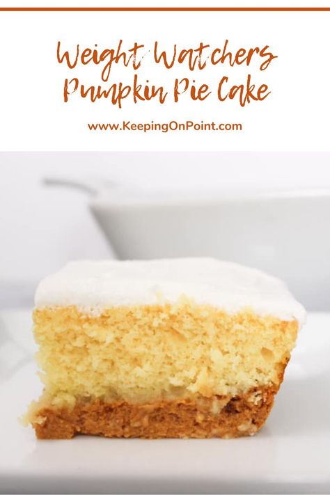 Weight Watchers Pumpkin Pie Cake - this is delicious and only 3 points per slice! Pumpkin Fluff Weight Watchers, Weight Watchers Pumpkin Fluff, Weight Watchers Halloween Recipes, Ww Pumpkin Pie Weight Watcher Recipes, Weight Watchers Birthday Cake, We Desserts, Weight Watchers Pumpkin Cake, Weight Watchers Thanksgiving Recipes, Weight Watchers Pumpkin Recipes