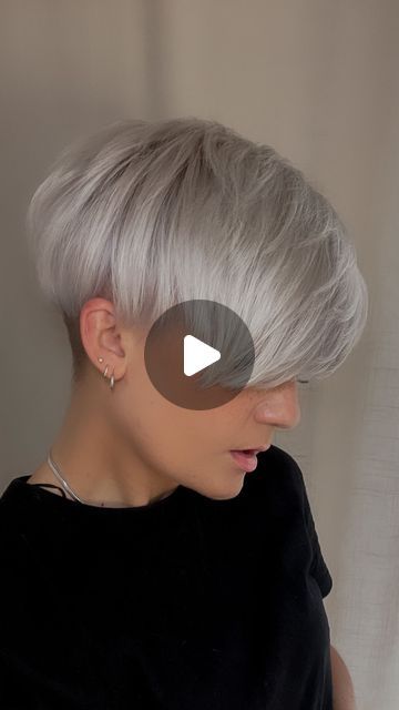 Grey Hair And Glasses, Shaved Pixie, Kort Bob, Κούρεμα Bob, Short White Hair, Round Hair Brush, Short Silver Hair, Hair Inspiration Short, Pixie Haircut For Thick Hair