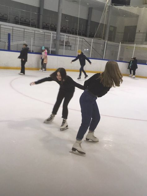 Ice Skating Poses With Friends, Ice Skating Pics, Ice Skating Dates Aesthetic, Iceskating Friends Aesthetic, Ice Skating Bff Pictures, Ice Skating With Friends Aesthetic, Ice Skating With Friends, Indoor Ice Skating, Skating Aesthetic