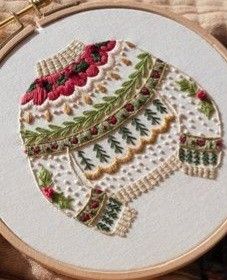 Sweater Embroidery, Crochet Sweater Design, Christmas Tree Embroidery, Holiday Embroidery, Embroidery Lessons, Astuces Diy, Christmas Embroidery Designs, Embroidery Christmas, Hand Embroidery Projects