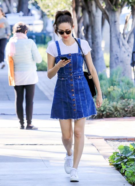 20 Denim Dresses That You’ll Wear Everywhere Denim Jumper Outfit Ideas, How To Style A Denim Dress, Blue Jean Dress Outfit, Denim Pinafore Dress Outfit, Denim One Piece Dress, Denim Jumper Outfit, Jean Dress Outfit, Pinafore Dress Outfit, Jeans Dress Outfit