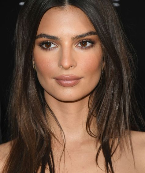 Emily Ratajkowski Makeup, Light Makeup Looks, Matte Makeup, Look Formal, Brown Makeup, Bridal Makeup Looks, Natural Glam, Salma Hayek, Emily Ratajkowski