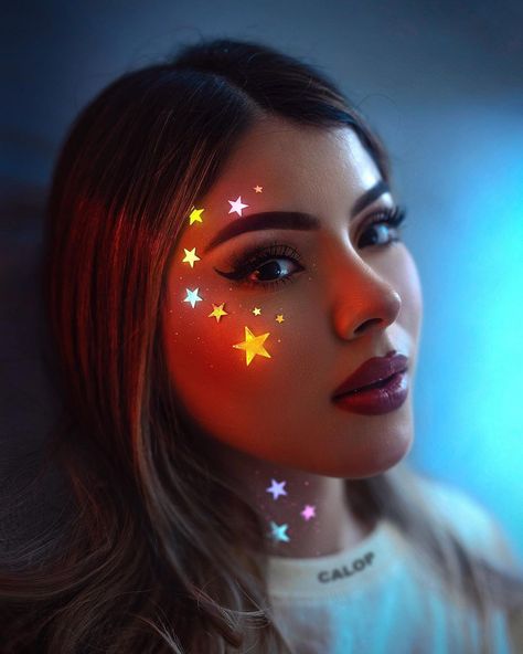 Face Neon Paint, Glow In The Dark Festival Outfit, Rave Glow In The Dark Makeup, Neon Lights Makeup, Black Light Eye Makeup, Glow In The Dark Make Up Ideas, Black Light Dance Outfit, Easy Neon Face Paint Ideas, Glow In The Dark Face Paint Ideas Easy