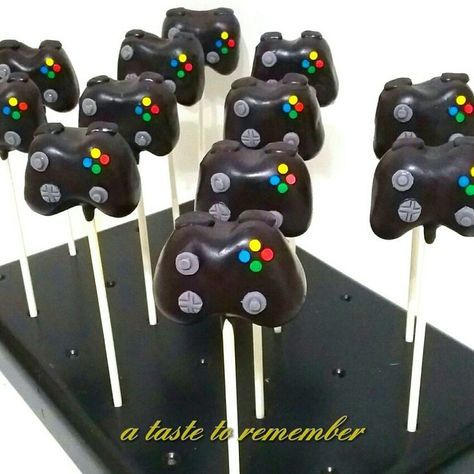 Xbox controller inspired cake pops Xbox Birthday Party, Controller Cake, Playstation Party, Xbox Party, Xbox Cake, Video Game Cakes, Video Games Birthday Party, Video Game Party, Video Games Birthday