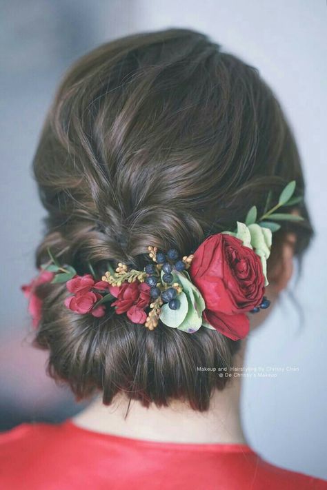 Hair Wedding Styles, Long Hair Wedding, Hairstyles For Indian Wedding, Long Bridal Hair, Hair Style On Saree, Dirndl Outfit, Engagement Hairstyles, Wedding Hair Up, Bridal Hairdo